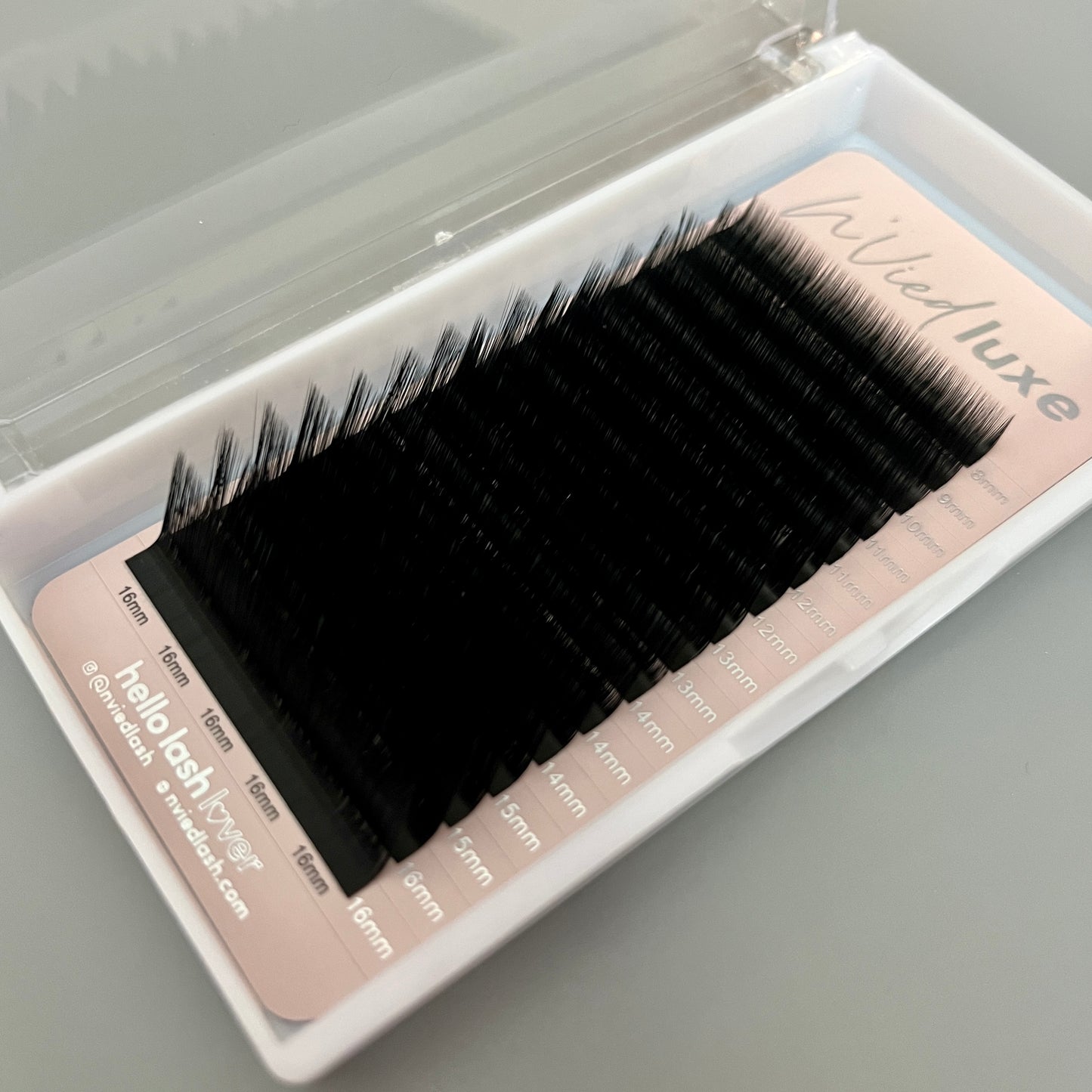 0.05 VOLUME LUXE EYELASH EXTENSIONS